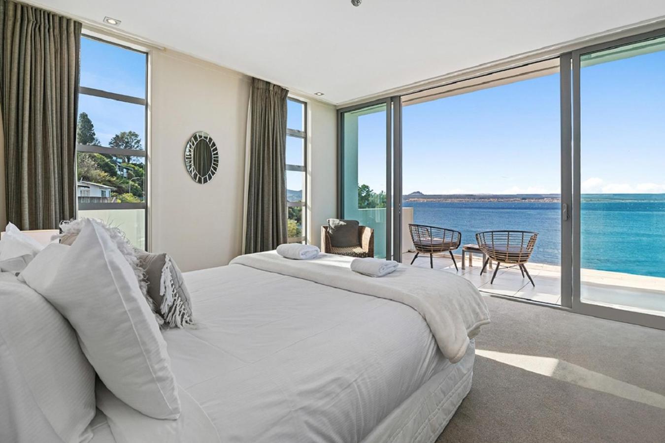 Apartment with Lake View