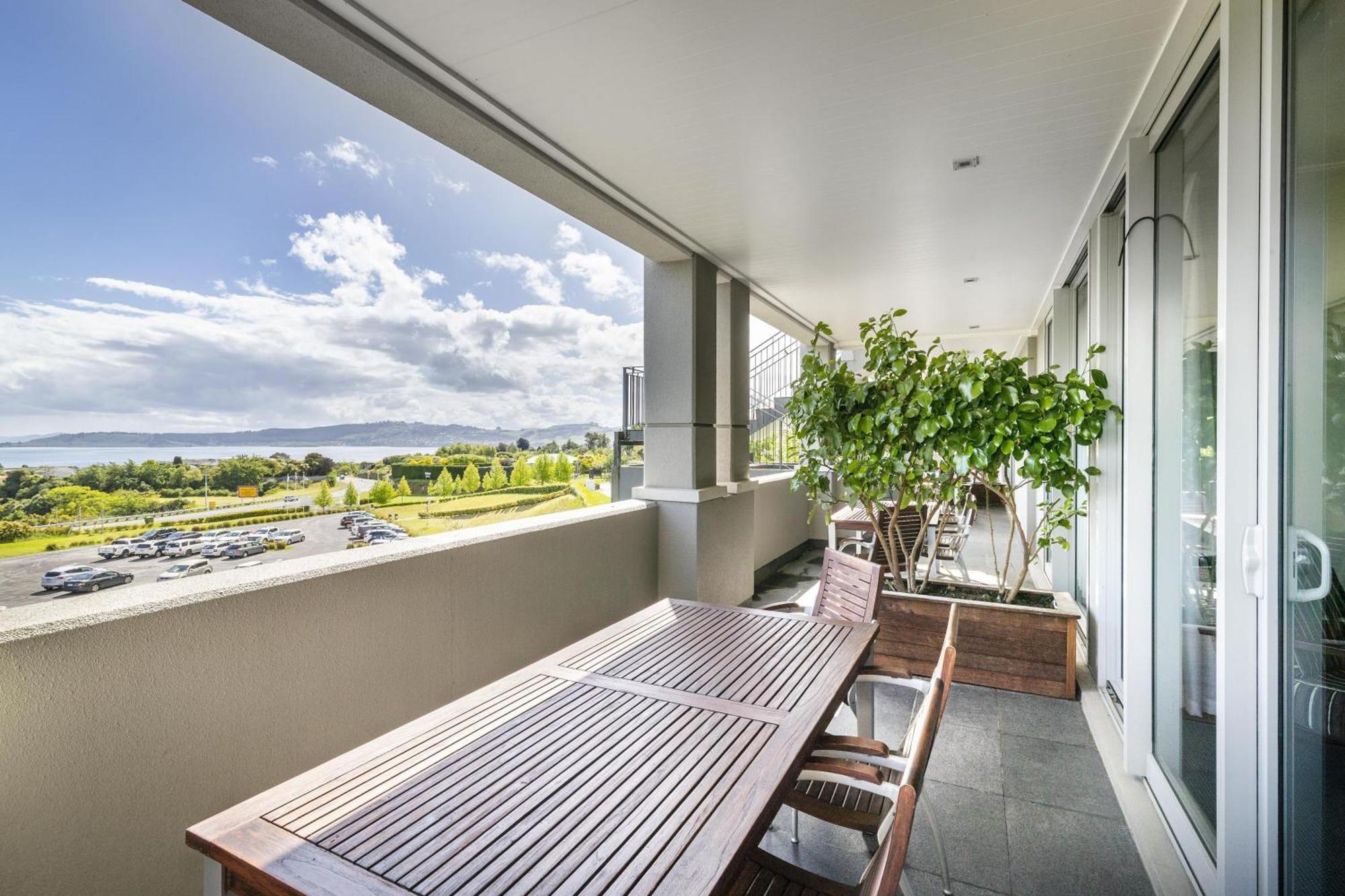 King Room Lake View