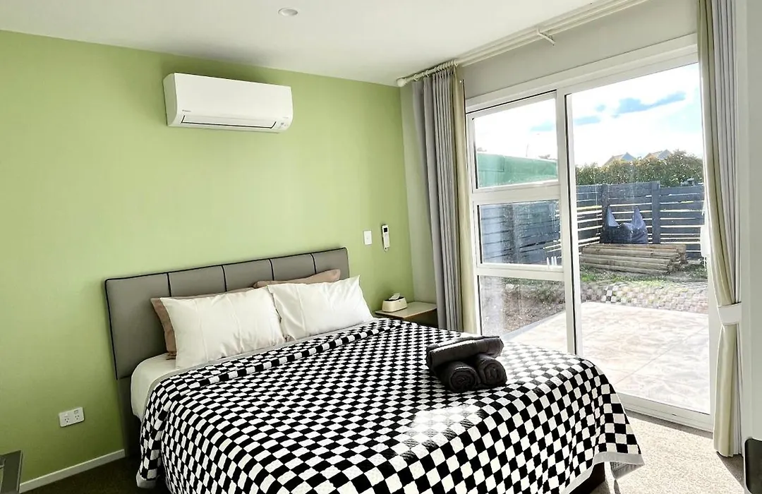 Brand New Lakeside Cozy Two Queen Rooms-1