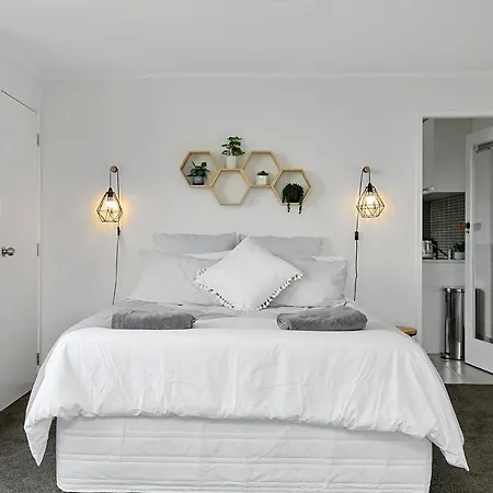 Acacia Bay Bach - Views, Spa & Serenity - Taupo-3