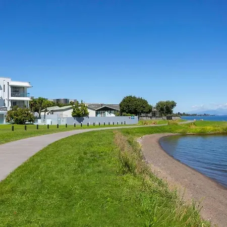 Waimahana - Luxury By The Lake-3