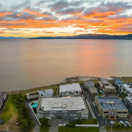 Absolute Lakefront - Views, Spa, Pool And Gym-3