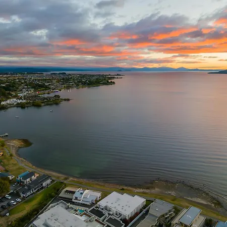Absolute Lakefront - Views, Spa, Pool And Gym-2