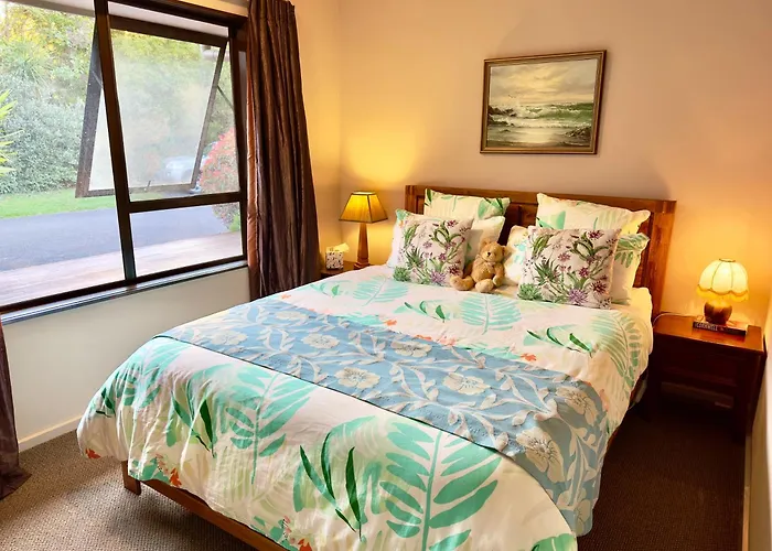 Acacia Bay Lodge- Private Manor With Lake And Garden Views Taupo