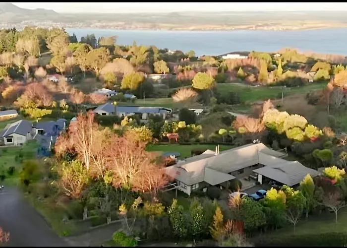 Acacia Bay Lodge- Private Manor With Lake And Garden Views Taupo