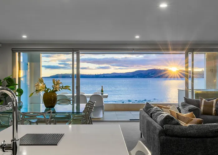Absolute Lakefront - Views, Spa, Pool And Gym Taupo