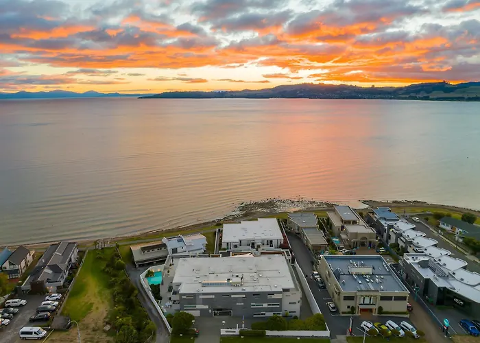 Absolute Lakefront - Views, Spa, Pool And Gym Taupo