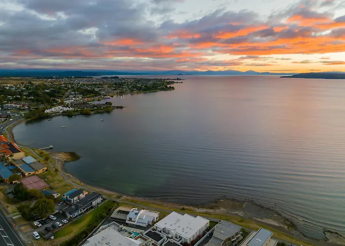 Absolute Lakefront - Views, Spa, Pool And Gym Taupo
